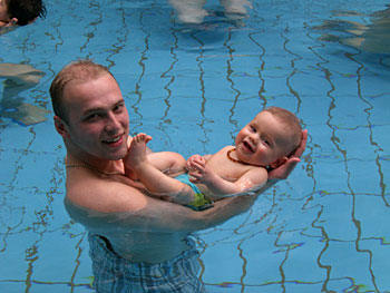 Babyschwimmen - Ein Spa� f�r Baby und Eltern