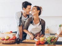 Paar mit Kinderwunsch kocht