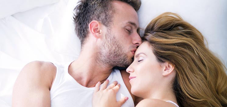 Paar liebt sich auch wenn es mit dem Kinderwunsch nicht klappen will