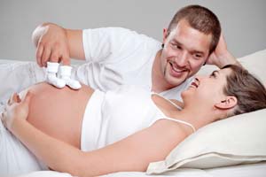 Paar in der Schwangerschaft freut sich auf das Kinderglück