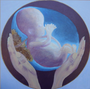 Eine Zeichnung mit einem Embryo im Mutterleib, zu sehen sind auch die Plazenta und zwei schützende Hände