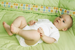 Baby auf Wickelunterlage genießt Babypflege Baby auf Wickelunterlage genießt Babypflege