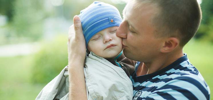 Papa kümmert sich um das Baby am Muttertag