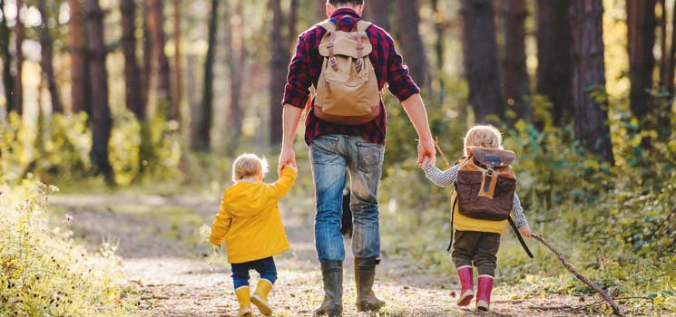 Vater mit Kindern im Wald auf Weltreise