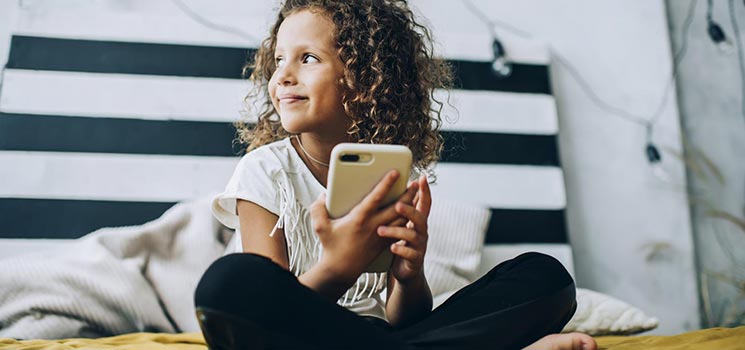 Mädchen übt Medienkompetenz am Smartphone Mädchen übt Medienkompetenz am Smartphone