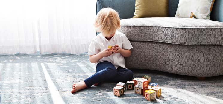 Kind lernt durch Ausprobieren und Spielen