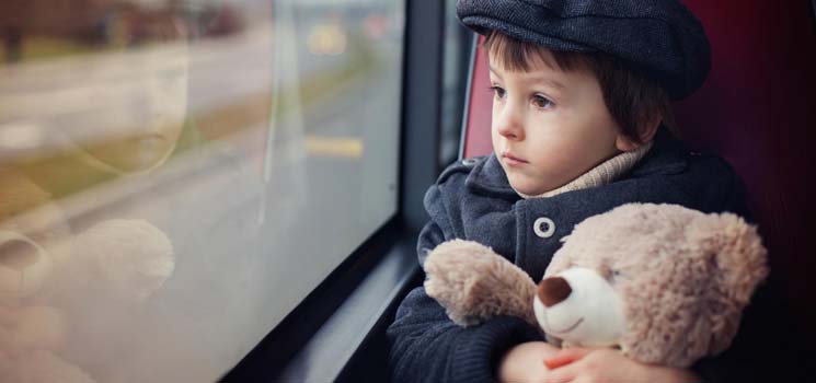 Kind beim Pendeln im Zug