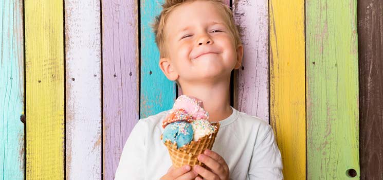 Kind isst Eis-Süßigkeiten als Ausnahme