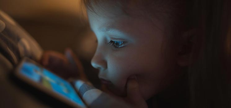 Kind fühlt sich sicher mit Smartphone Kind fühlt sich sicher mit Smartphone