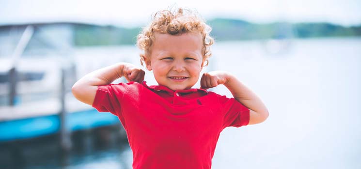 Starkes Kind probiert eigene Kraft aus