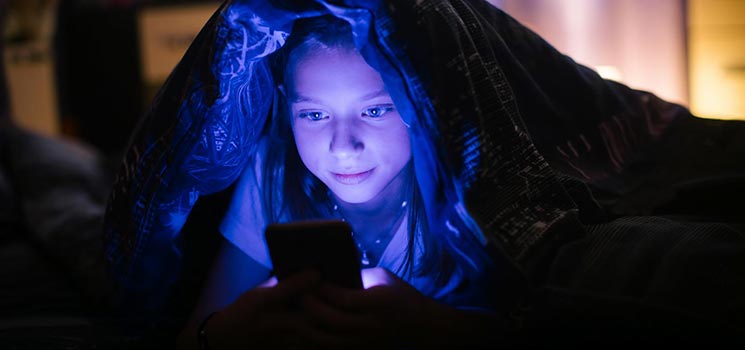 Kind vor Gefahr Smartphone-süchtig zu werden Kind vor Gefahr Smartphone-süchtig zu werden