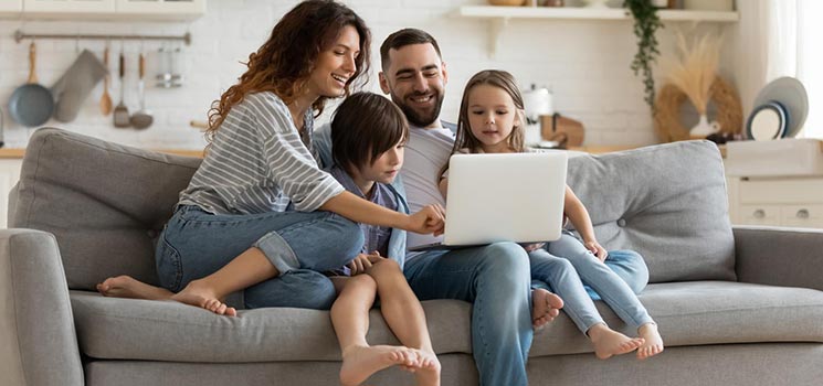 Eltern üben mit Kindern Mediennutzung am Laptop Eltern üben mit Kindern Mediennutzung am Laptop