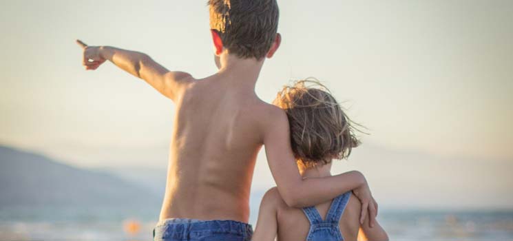 Bruder zeigt Schwester Verantwortung