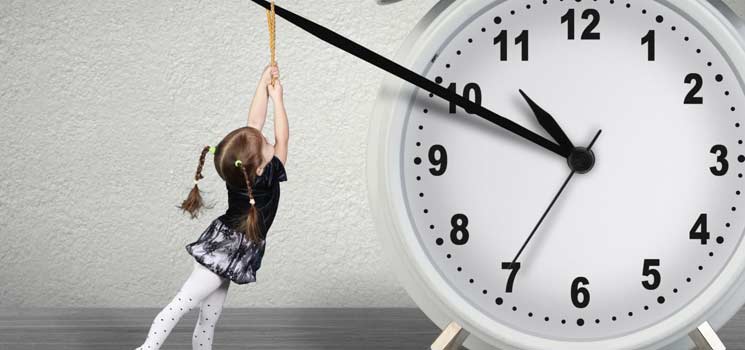 Stadtkind im Freizeitstress dreht an der Uhr