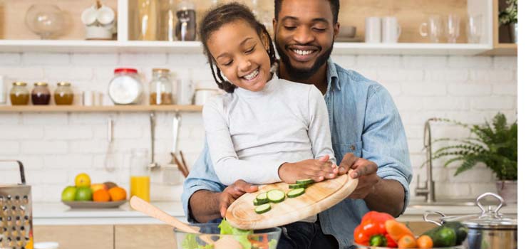 Vater kocht mit Tochter vegan, vegetarisch und fleischlos