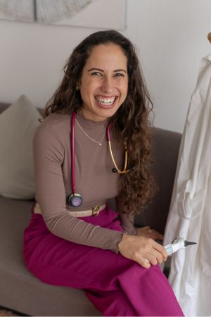 Dr. med Celine Schlager, Bild von der der Ärztin für ganzheitliche Familienmedizin Dr. med Celine Schlager, Bild von der der Ärztin für ganzheitliche Familienmedizin