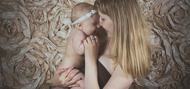 Mama mit Baby sammelt glückliche Erinnerungen