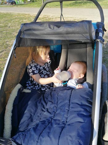 Tochter und Sohn im Fahrradanhänger Tochter und Sohn im Fahrradanhänger