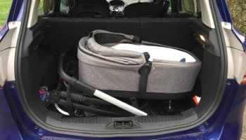 Thule Sleek Kinderwagen im Kofferraum Thule Sleek Kinderwagen im Kofferraum