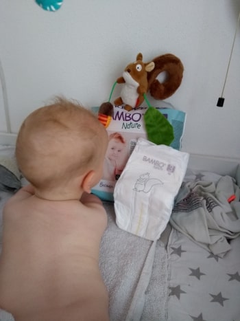 Bambo Nature Windeln mit Baby auf Wickeltisch