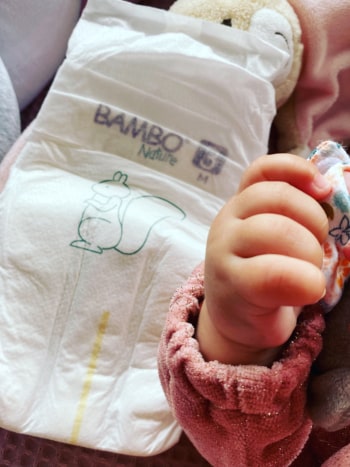 Bambo Nature Windeln mit Baby-Hand