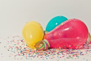 Luftballons und Konfetti als Babyparty Deko