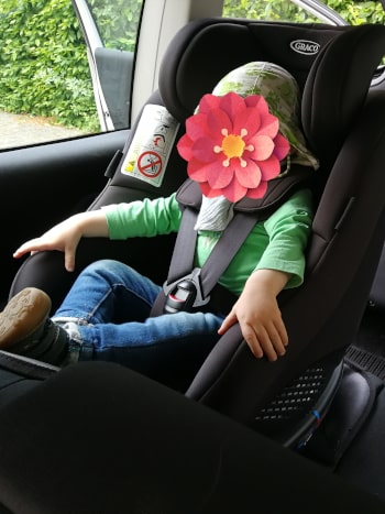 Kind sitzt im Autokindersitz Graco Turn2Me