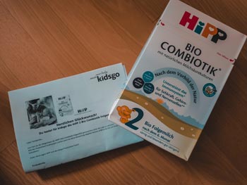 HiPP Bio Combiotik Folgemilch 2 Packung auf Holztisch
