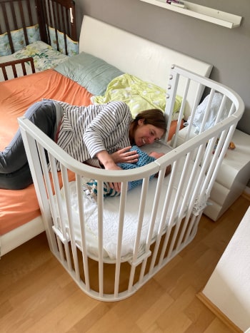 babybay Beistellbett Boxspring Comfort Plus an Bett gestellt babybay Beistellbett Boxspring Comfort Plus an Bett gestellt