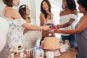 Babyparty Freundinnen stoßen auf das Baby an