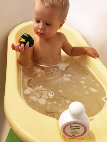 Kind im Eucabal Kinderbad