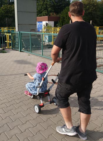 Vater und Tochter mit Smoby Dreirad Robin auf Pflasterweg Vater und Tochter mit Smoby Dreirad Robin auf Pflasterweg