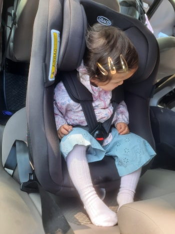 Mädchen im Autositz Graco Turn2Me