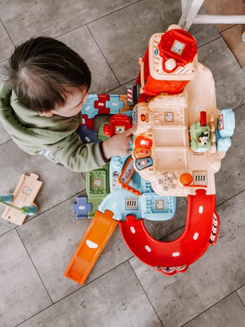 Kind spielt mit VTech Pargarage Tut Tut Baby Flitzer