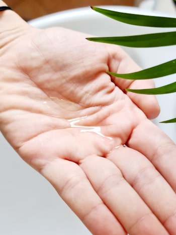 Lansinoh BIO Massageöl auf Hand aufgetragen Lansinoh BIO Massageöl auf Hand aufgetragen