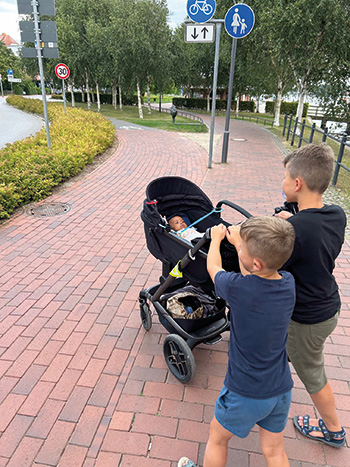 Produkttest Maxi Cosi Foto einer Testfamilie 2 Kinder schieben den fame