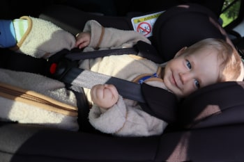 Kind liegt im Graco Autokindersitz Turn2Me