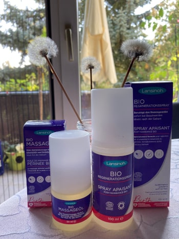 Lansinoh BIO Massageöl und Regenerationsspray vor dem Fenster Lansinoh BIO Massageöl und Regenerationsspray vor dem Fenster
