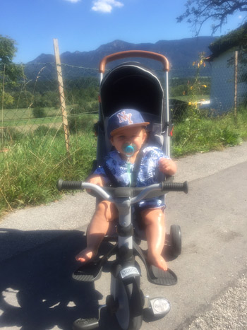 Kind auf dem Smoby Dreirad Robin Kind auf dem Smoby Dreirad Robin