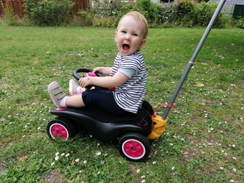 Kind lacht auf BIG Bobby-Car Next