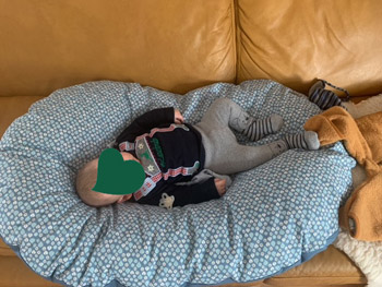 Baby liegt auf Siella Stillkissen