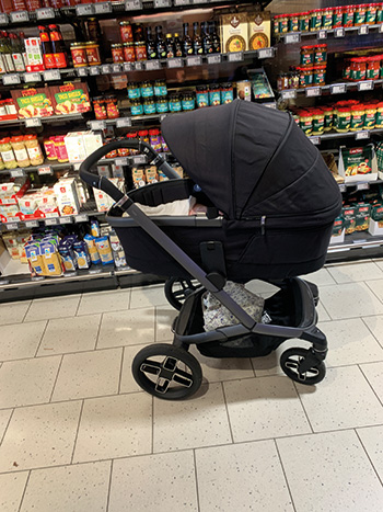Produkttest Maxi Cosi Foto einer Testfamilie Fame im Supermarkt