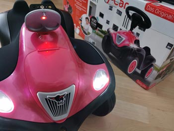 BIG Bobby-Car Next mit Verpackung und angeschalteten Lichtern