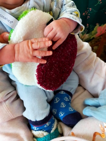 Baby hält waschies Reinigungspads