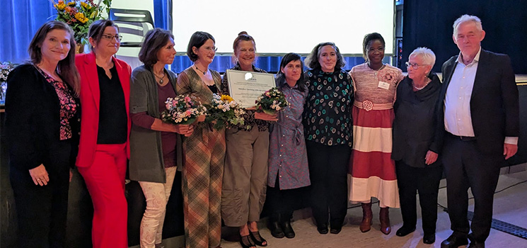 Übergabe der Urkunde UNESCO das Hebammenwesen ist als Kulturerbe der Menschheit anerkannt Übergabe der Urkunde UNESCO das Hebammenwesen ist als Kulturerbe der Menschheit anerkannt