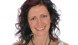 Eltern lernen entspannende Babymassage