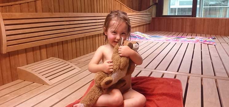 Mit Nachwuchs in der Sauna entspannen