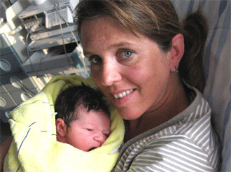 Steffi mit Laurin kurz nach der Geburt