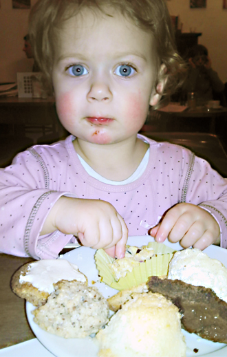 Frieda beim Kekse essen