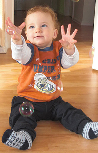 Leon mit Seifenblasen